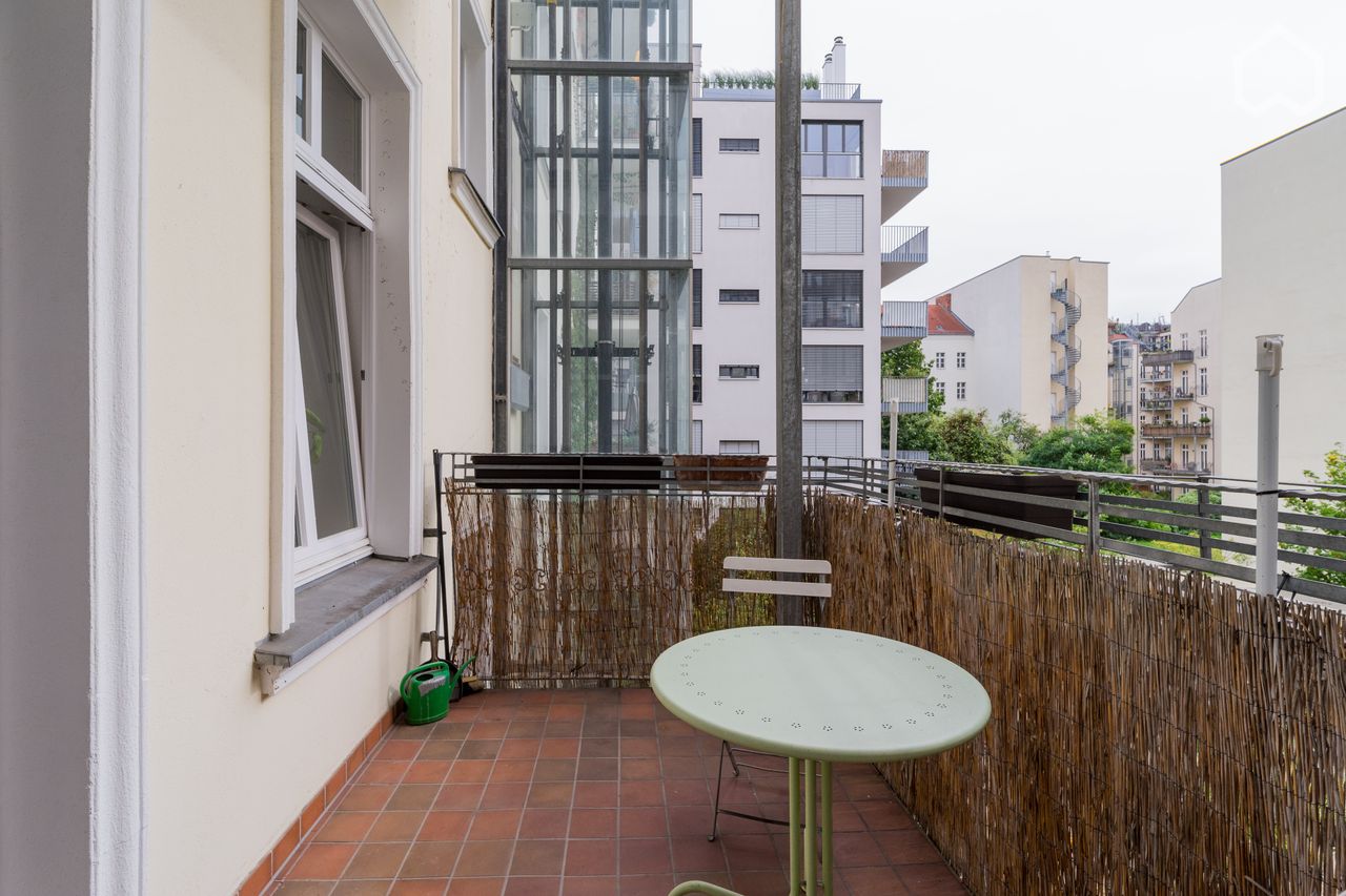 Spacious two-room apartment with two balconies and two bathrooms in Prenzlauer Berg
