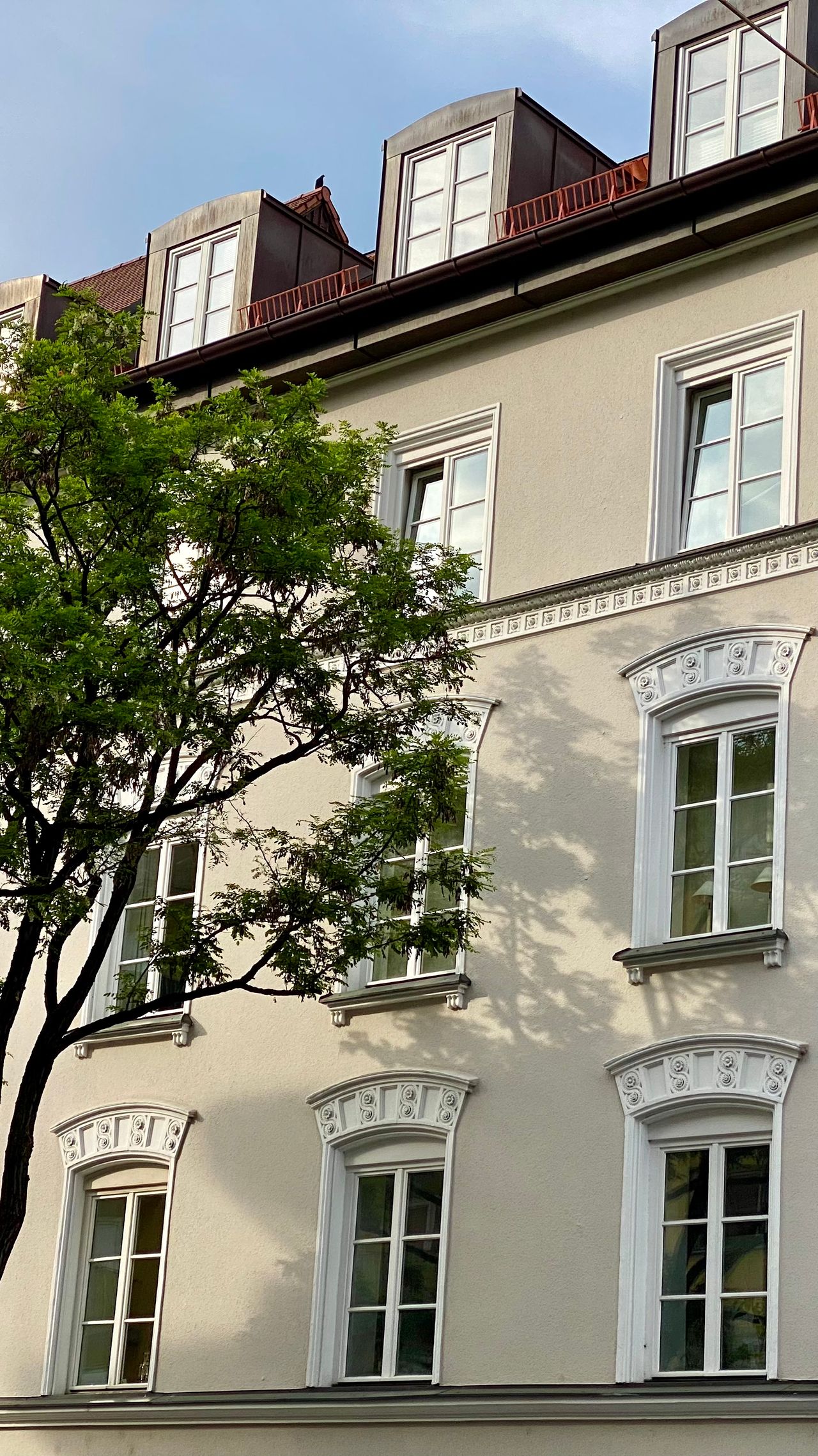 Fantastic all-inclusive refurbished apartment located at hip & sought-after Gärtnerplatzviertel
