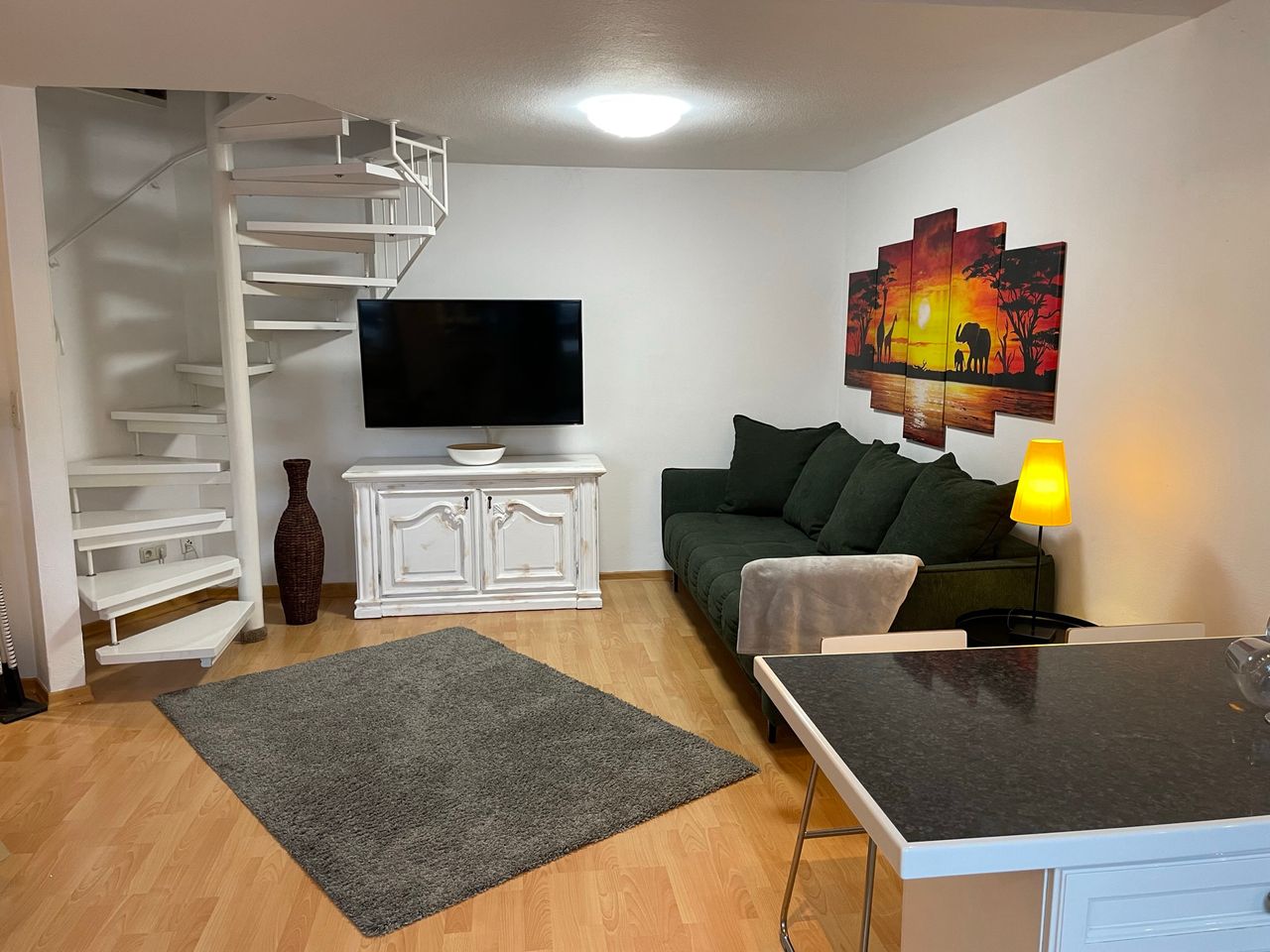Beautiful furnished apartment with rooftop terrace, includes free parking in underground garage - 20 mins to Centre Munich
