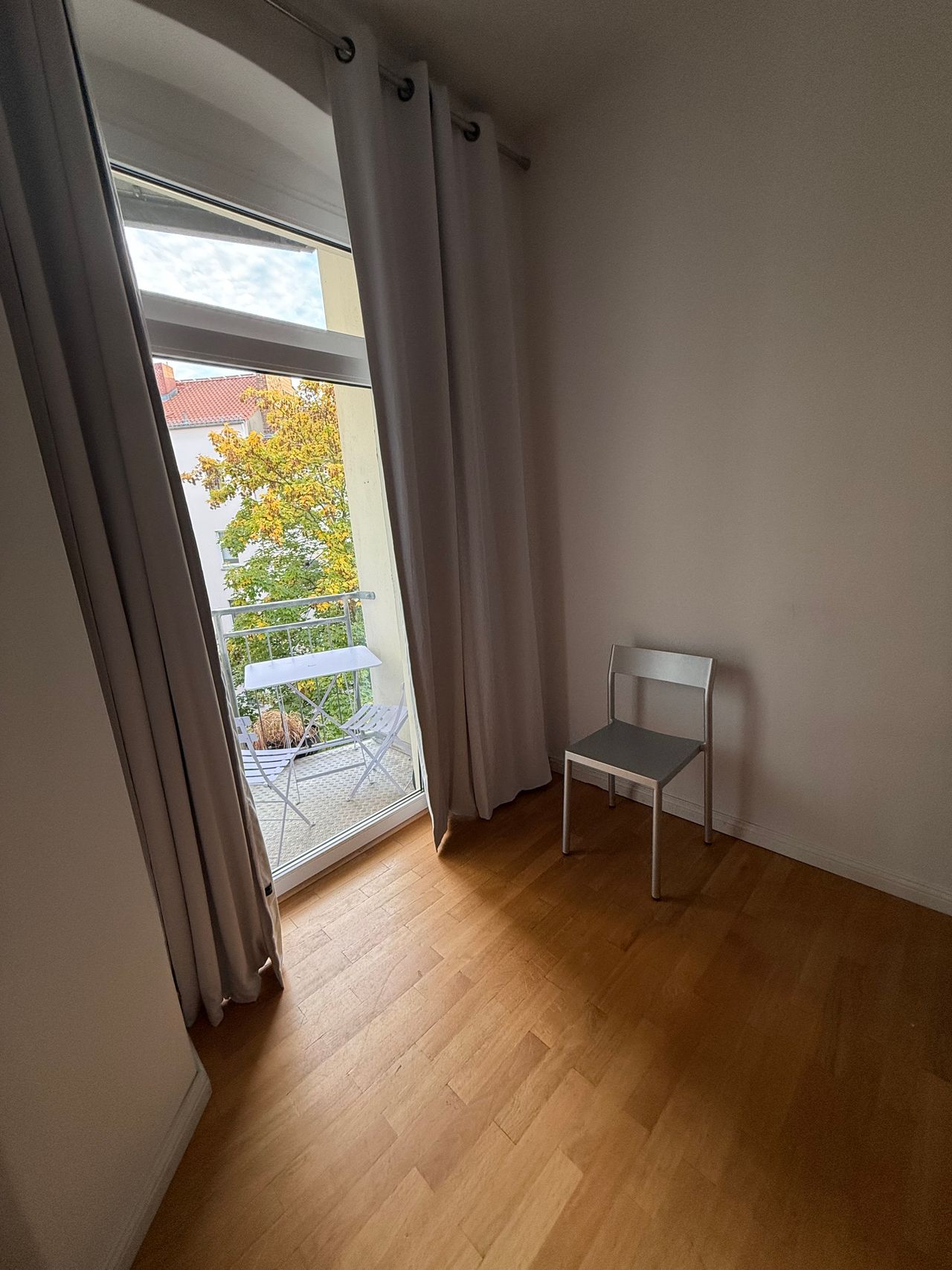 Living right on idyllic Zionskirchplatz/Mitte, bright and generous apartment with balcony and stunning views