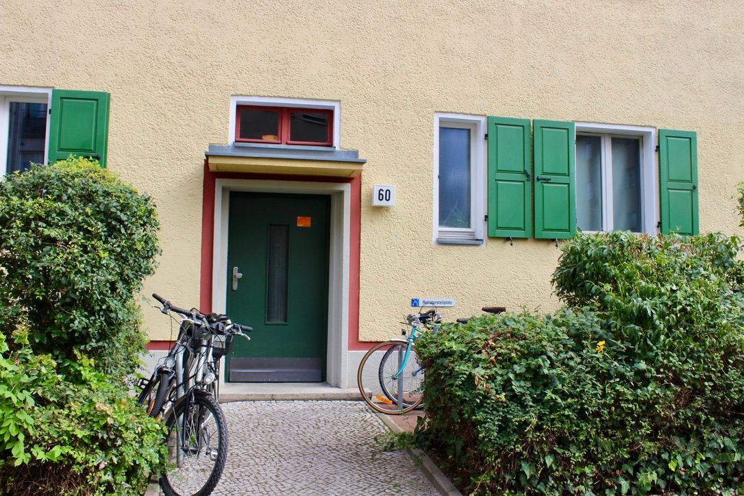 High-Quality Furnished 2-Room Apartment Overlooking Green, Quiet Courtyard – First Occupancy, Prime P-Berg Location