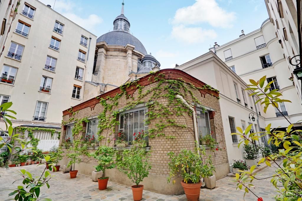 Charming, quiet flat - 1 separate bedroom - in the heart of the popular Marais district near Place des Vosges