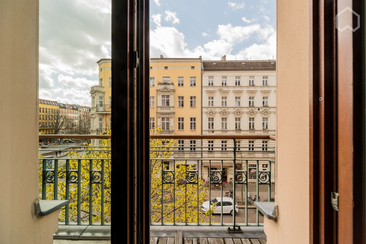 Bright and Spacious Art Apartment in Wilhelminian style house: 4-room, 2-bathroom, balcony, near Kollwitzplatz (Prenzlauerberg)