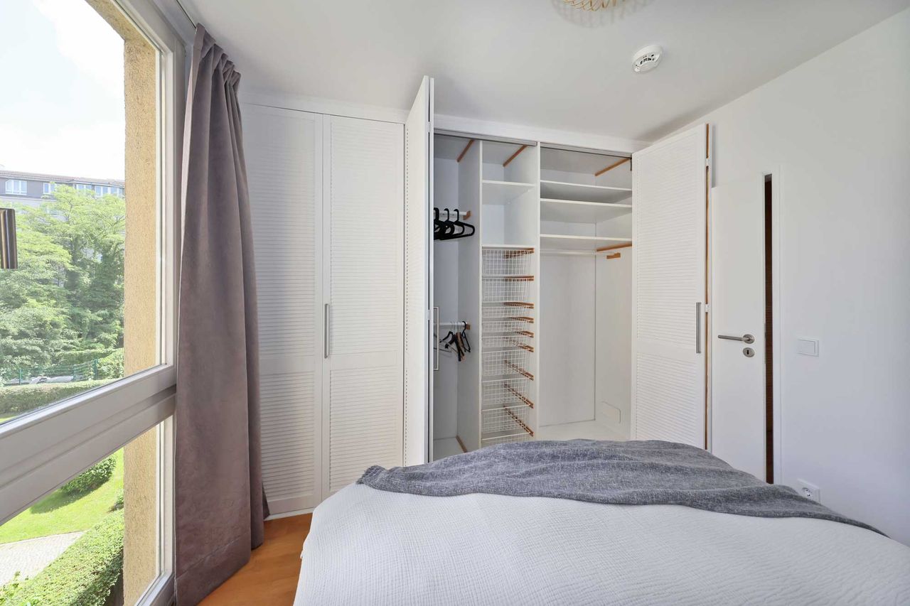 Spacious, very bright 4-room apartment in a central Charlottenburg location