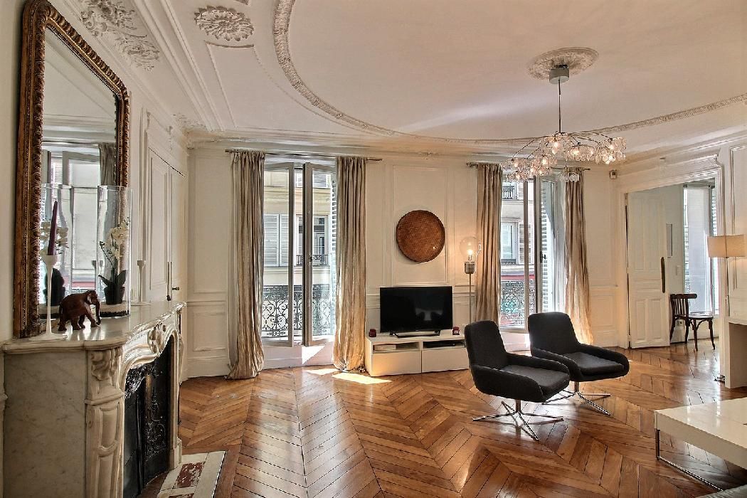 Luxurious, spacious and delicately decorated apartment of 120m2, located in the heart of the 9th district.