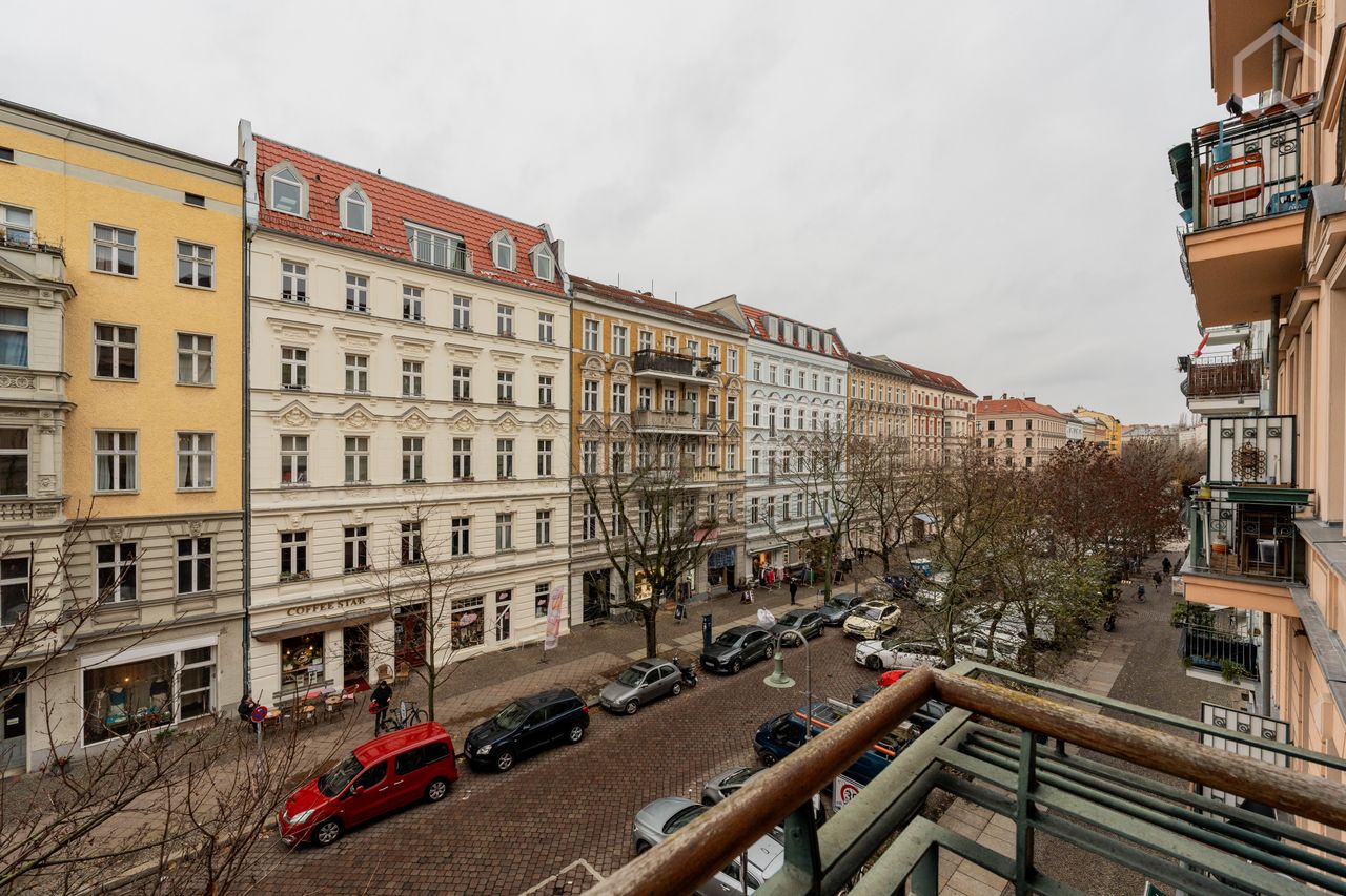 Bright and Spacious Art Apartment in Wilhelminian style house: 4-room, 2-bathroom, balcony, near Kollwitzplatz (Prenzlauerberg)
