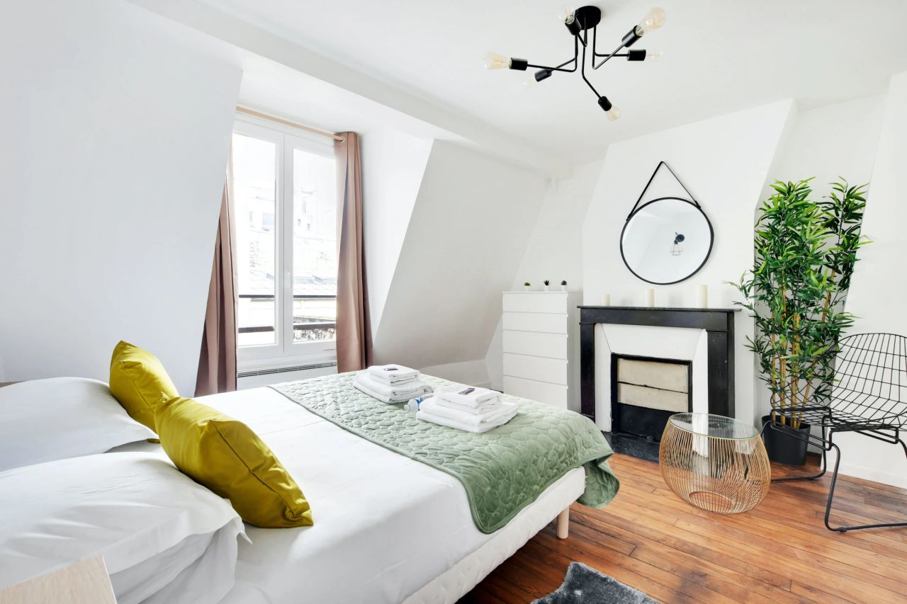 Superb flat in the heart of the 10th arrondissement of Paris, ideal location and close to the famous Canal St-Martin