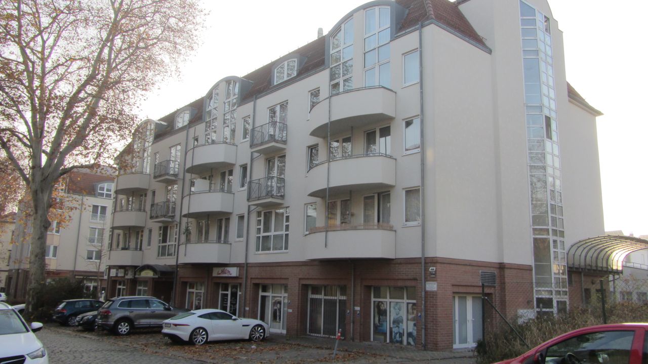 Awesome & lovely suite in Dresden, full furnished with double bed, desk, chairs, wardrobe, kitchenette with sink and fridge,underground parking spot pitch,electricity and TVtv