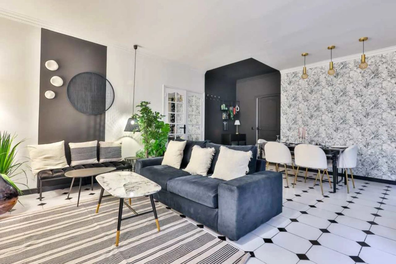 Escape to the city in this charming 63m2 flat in the authentic Petites Écuries district.