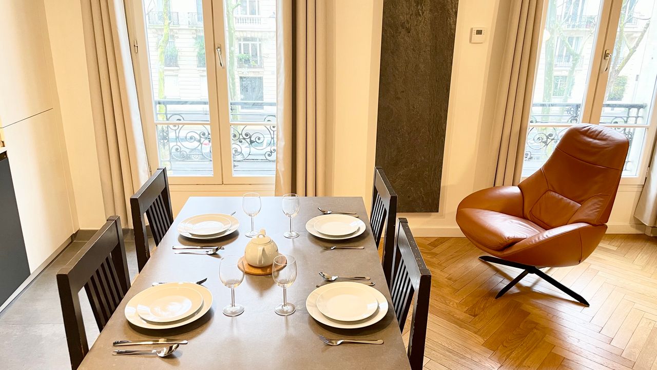 Near Eiffel Tower: Luxury Apartment