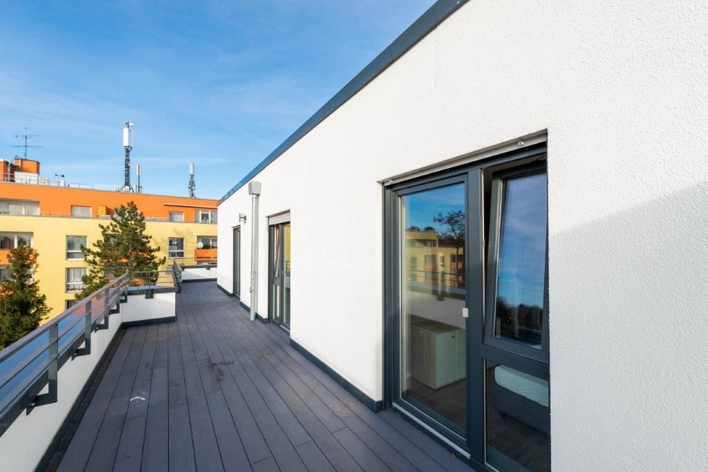 Fantastic roof terrace flat for large groups