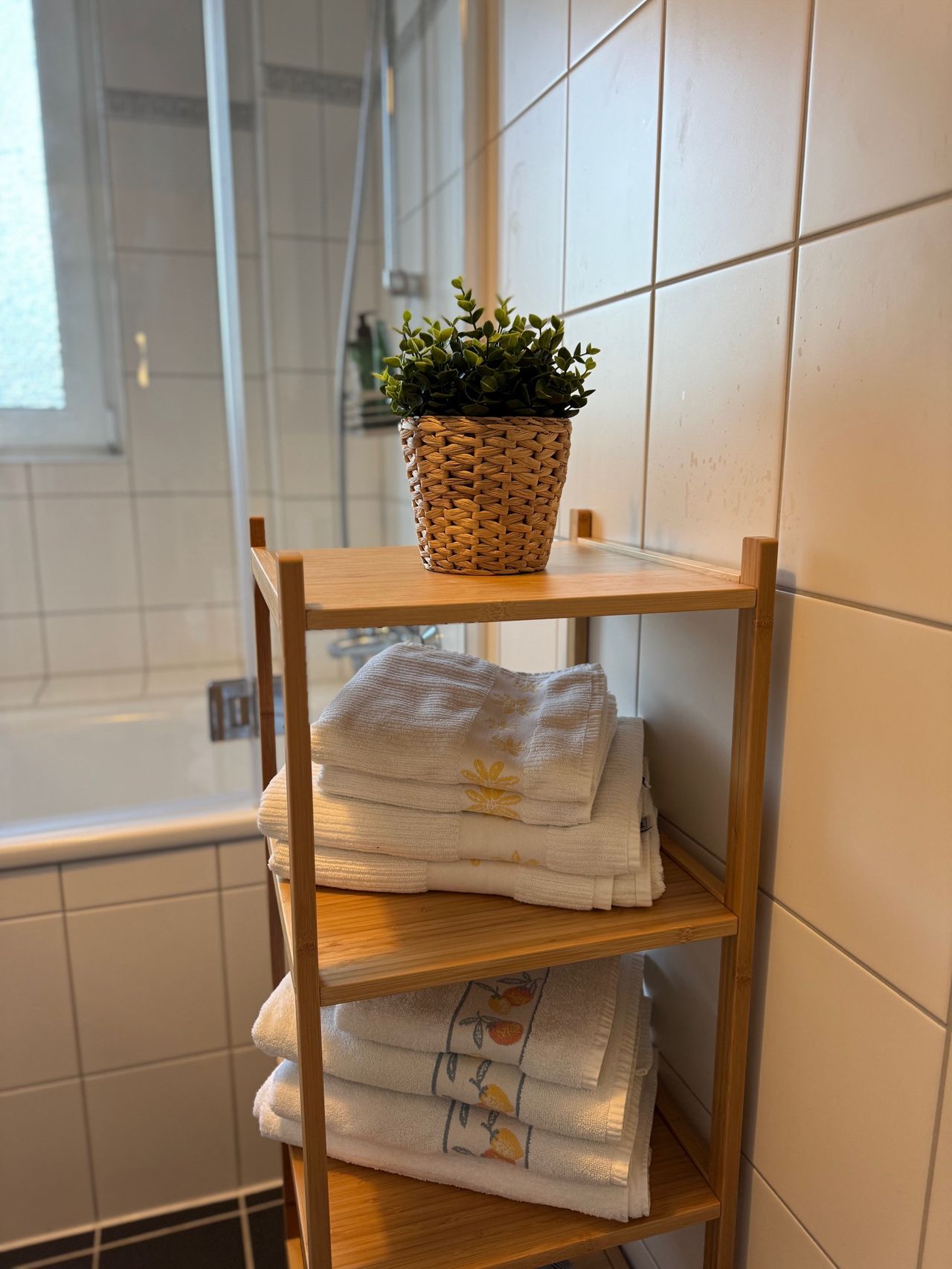 Cozy, quiet and bright 2 bedroom apartment. Absoluely centrally located directly at Rathenauplatz, right next to the Belgian Quarter