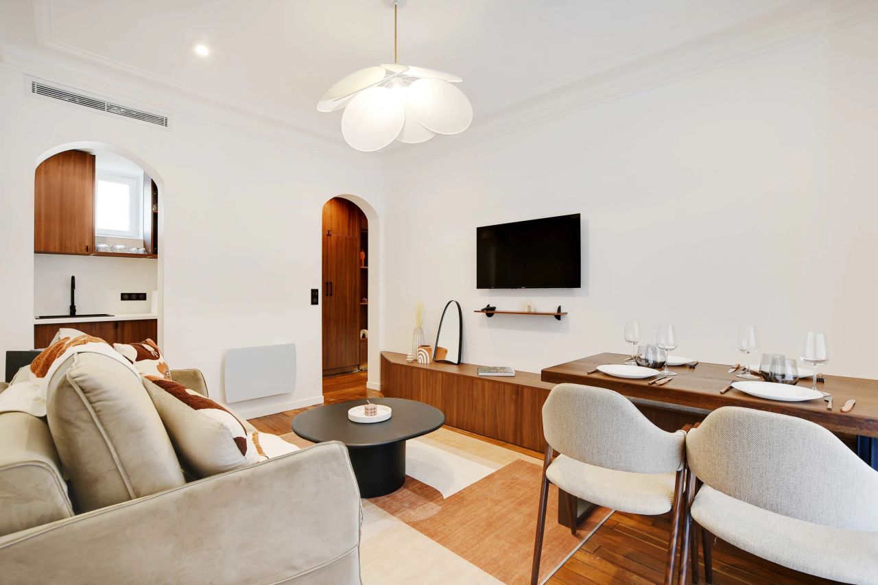 Charming 43m² First-Floor Apartment: Layout and Amenities