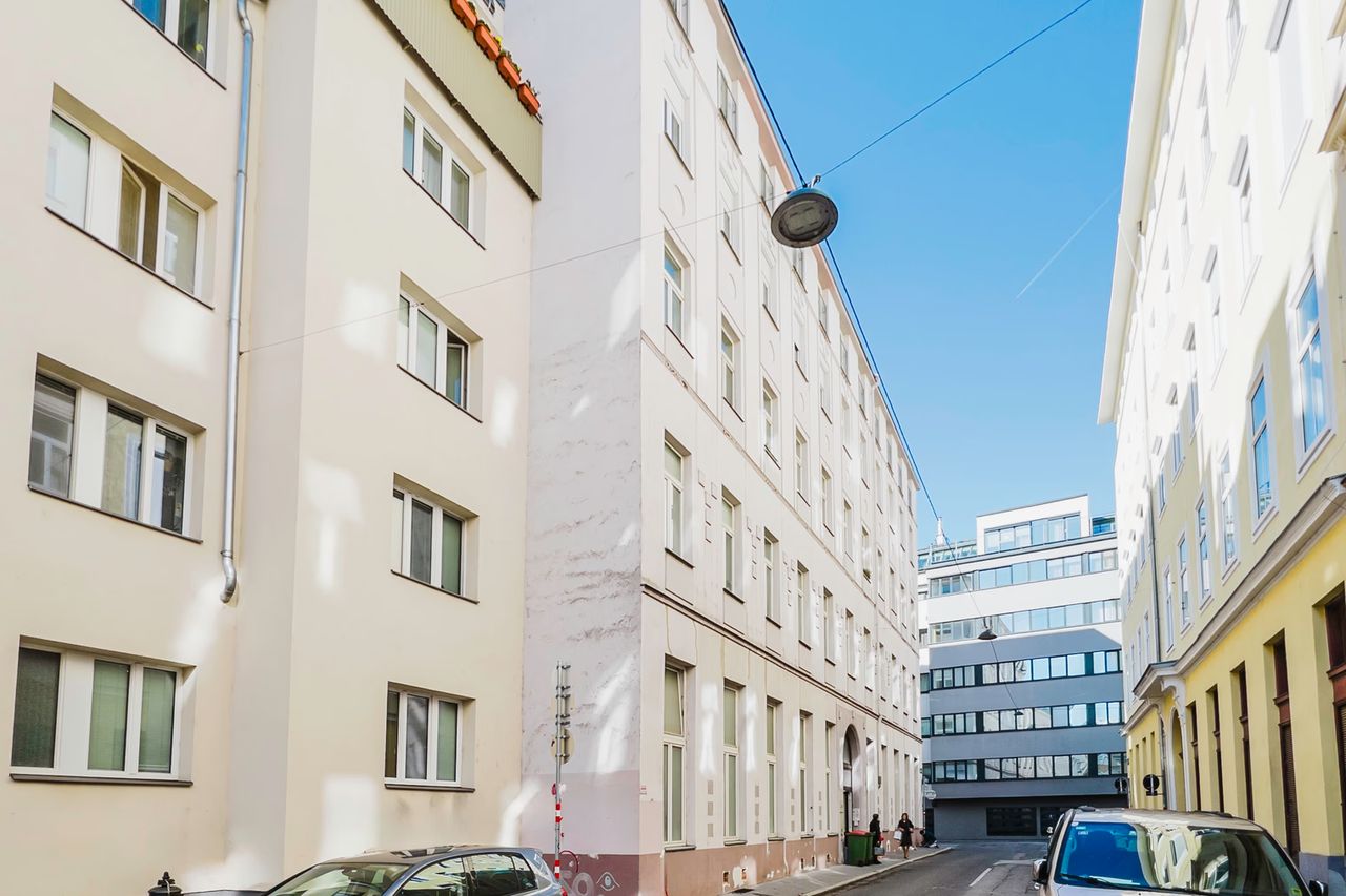 2BR | Leopoldstadt, furniture & decor