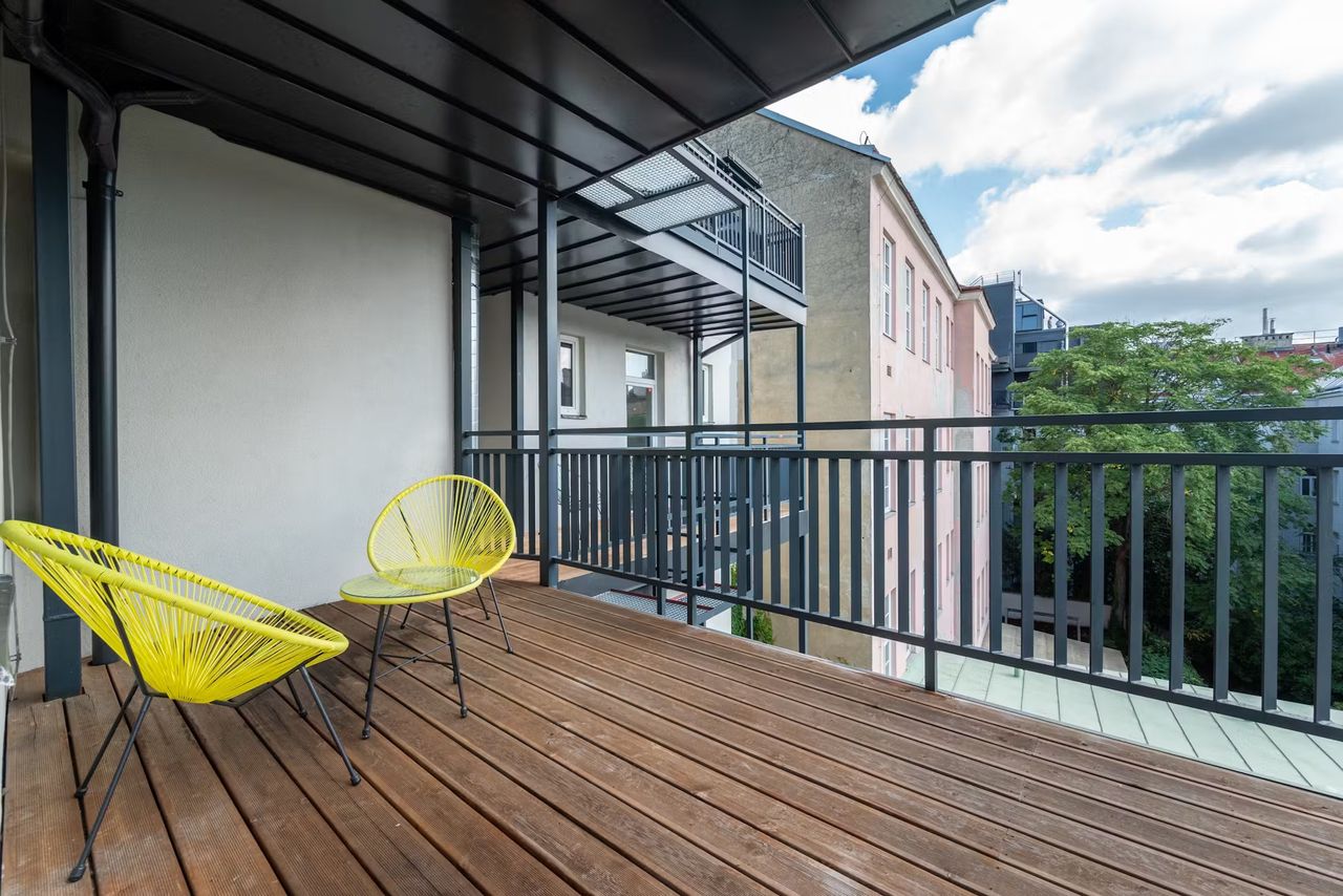 Modernly furnished wohnung mit Balkon