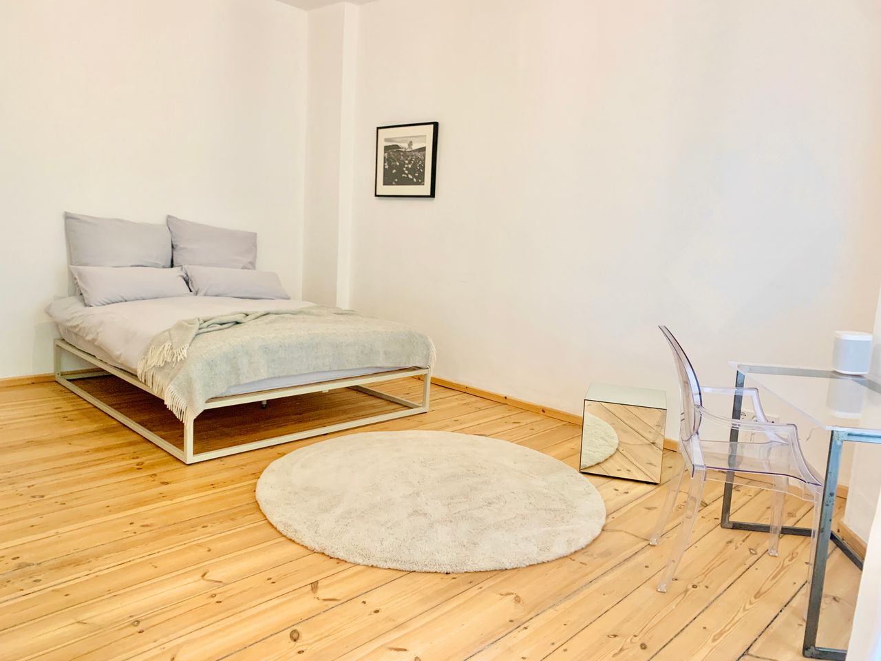 Just bring your suitcase! Minimal meets comfort in peaceful city studio.