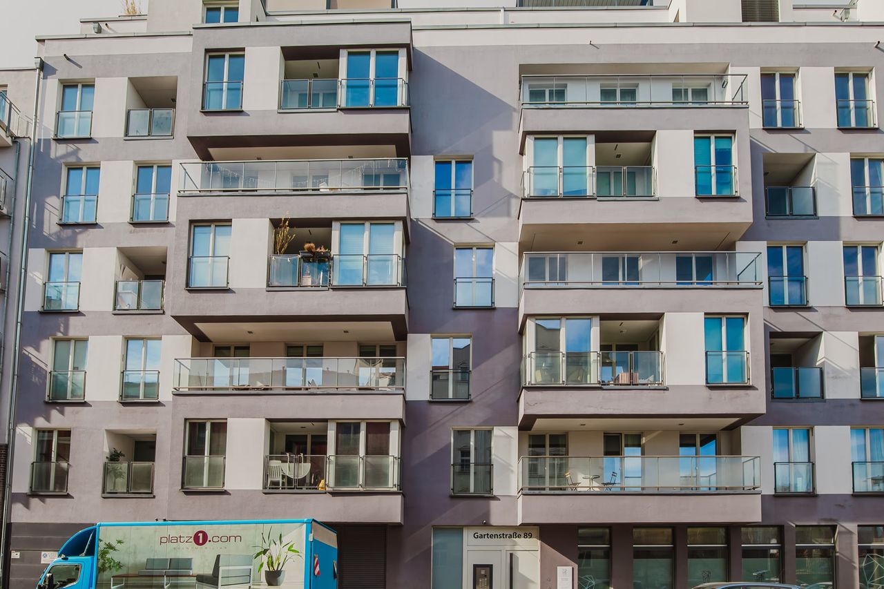 1 BR Mitte, elevator & w/d, nr landmarks