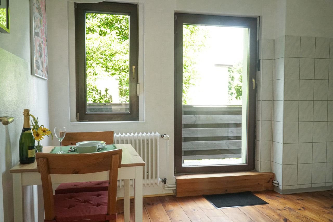 Quiet two-room apartment in green villa suburb with large balcony and very good transport link to the center of Berlin