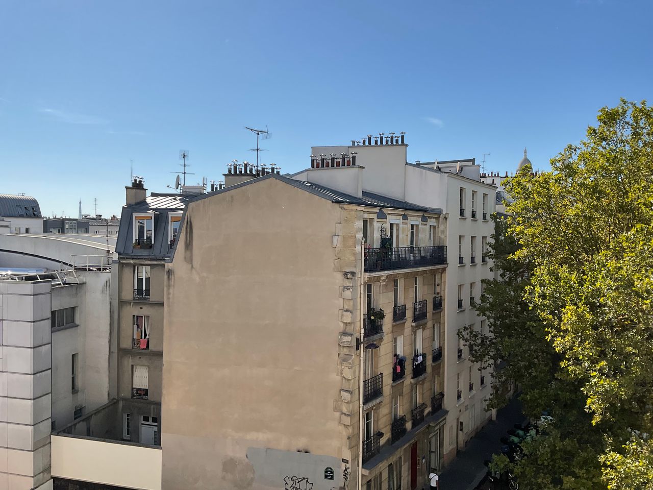 Great one bedroom flat with great view of Paris roofs