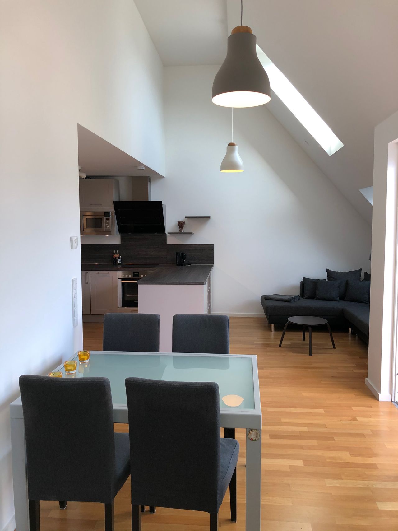 Modern and stylish top floor 1-bedroom apartment in Berlin Lichterfelde with a terrace