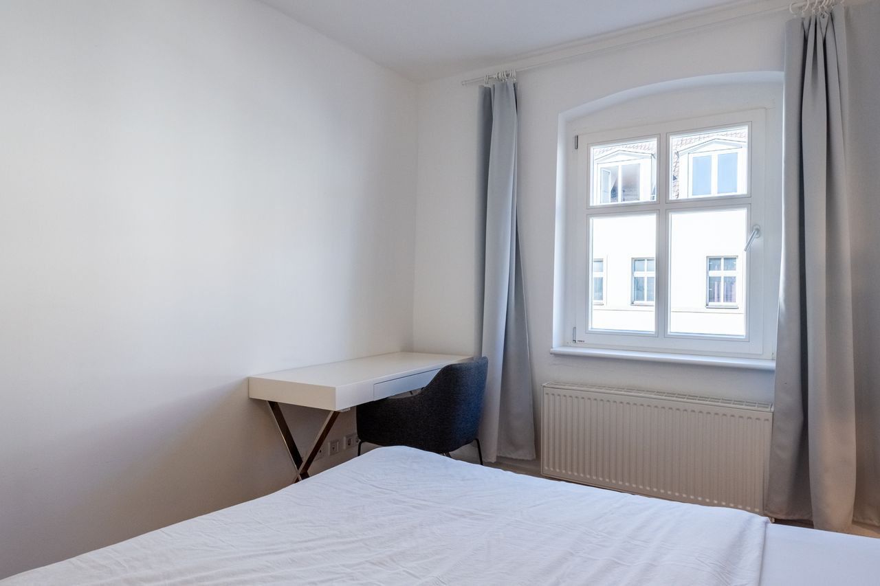 Bright Two Bedroom Apartment with Balcony in Berlin Mitte Rosa-Luxemburg-Platz