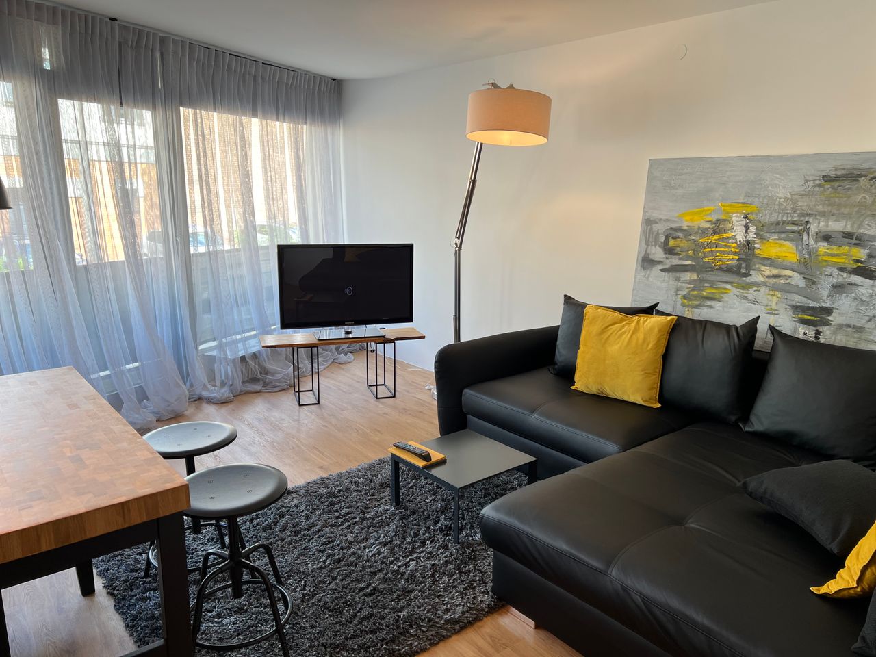 Bricht appartement in the middle of the city and absolutely quiet and ready to relax