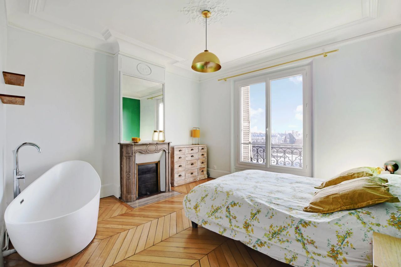Magnificent flat located in the 10th district of Paris, surrounded by numerous shops and means of transport.