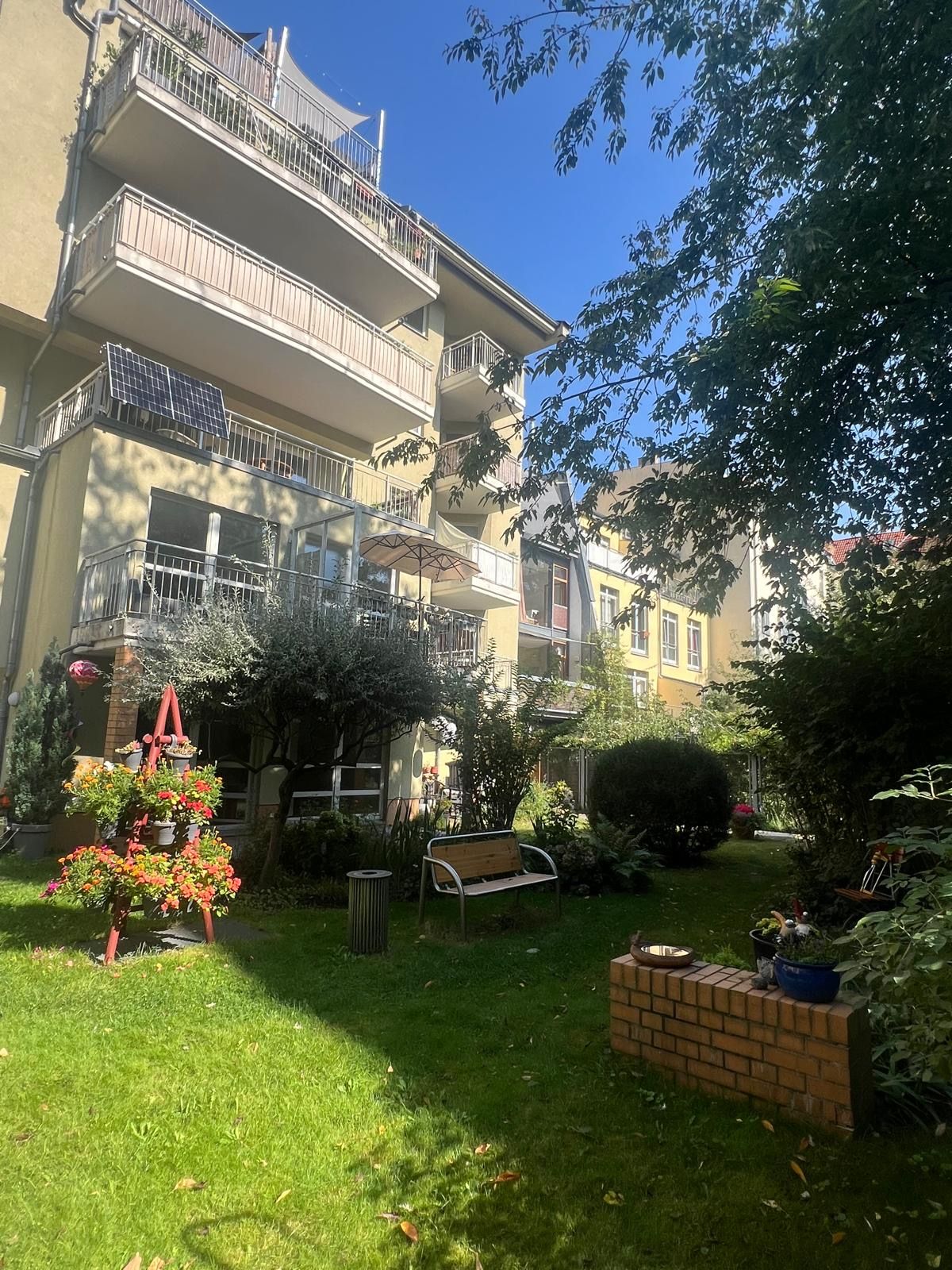 Sunny 2-room apartment in a green oasis near Schönhauser Allee - completely newly furnished