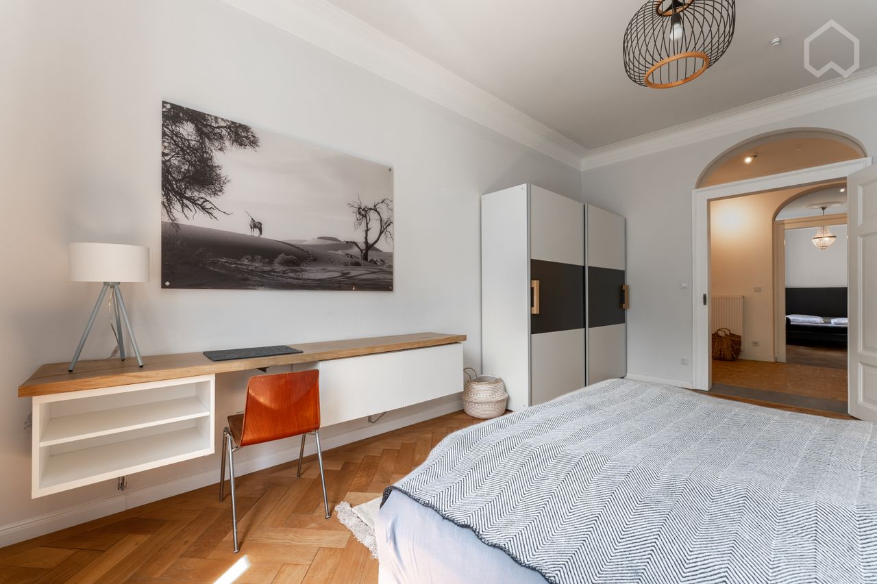 Beautiful, newly renovated 4 room apartment with sunshine all year round in the heart of Schwabing