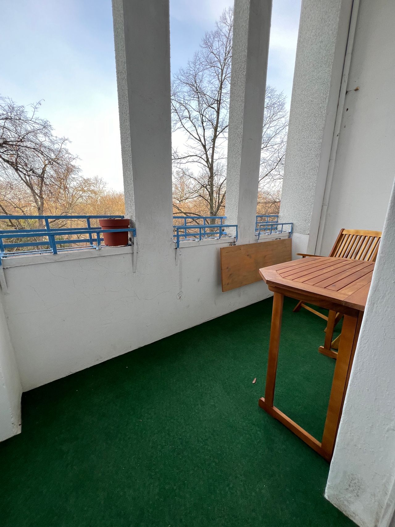 Highe-nd 2 Bedroom Apartment with a Loggia facing the park (Alt-Tempelhof)