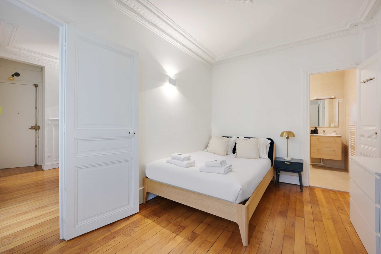 Cozy 32m² Apartment in 17th Arrondissement with Easy Access to Public Transport and Local Charm