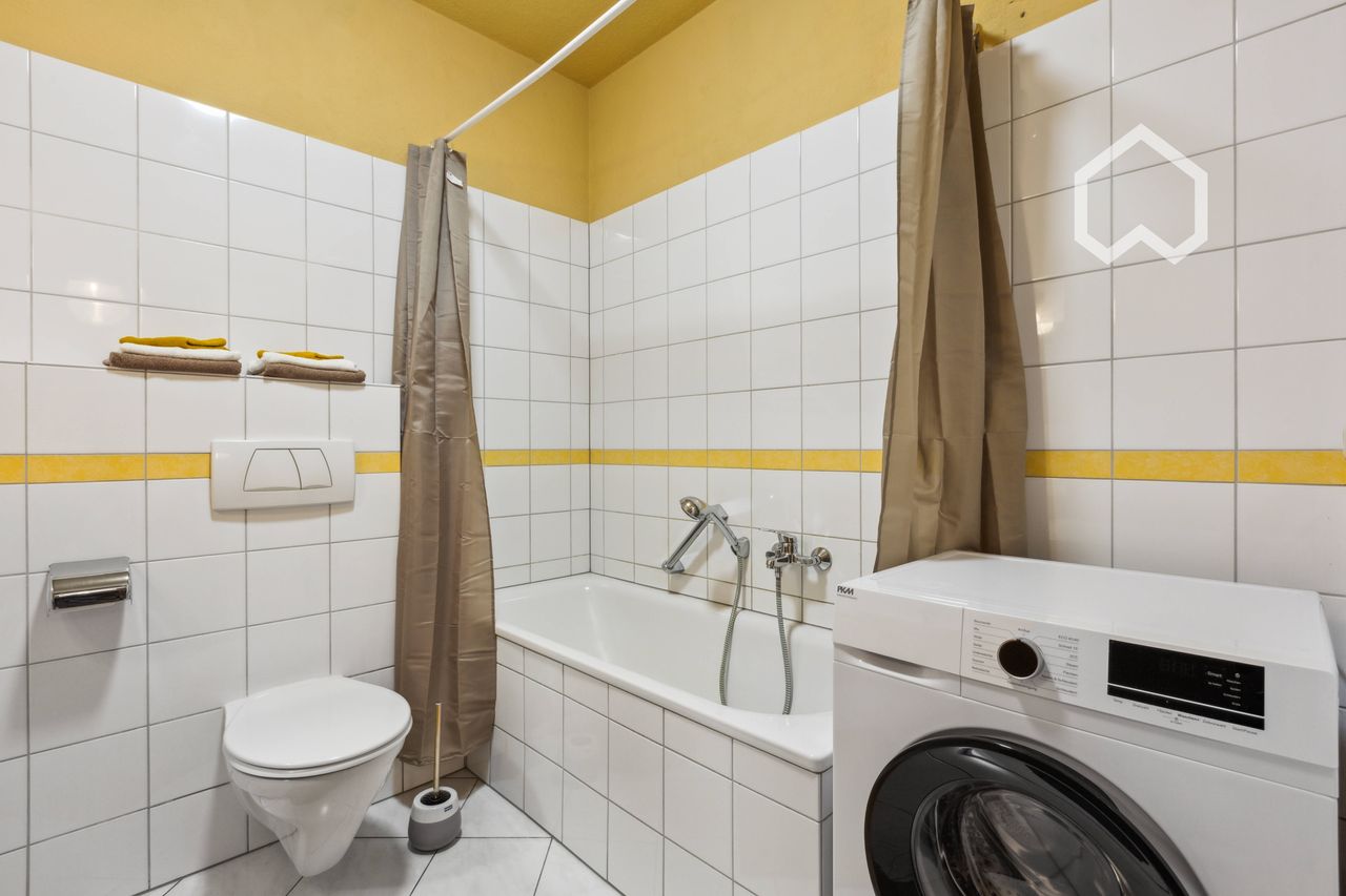 Elegant flat with a view of the Karl Heine Canal