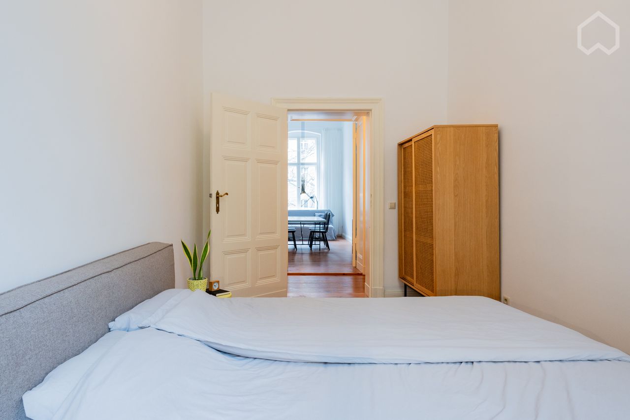 Exclusive Berlin Altbau Apartment at Kollwitzplatz – Designer Furnishings, Spacious Layout, and Quiet Location