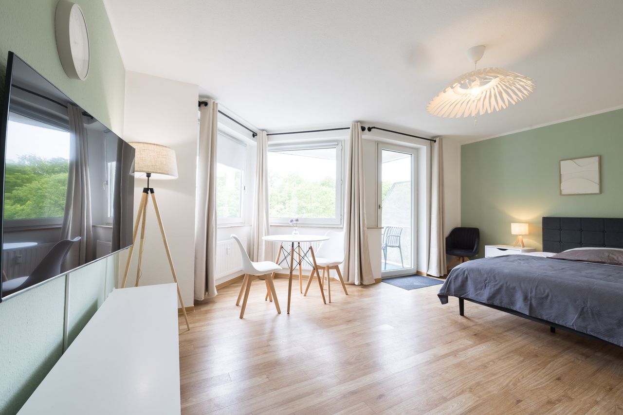 Furnished Apartment with Kitchen, Balcony & Elevator – Living in Essen-Stadtwald