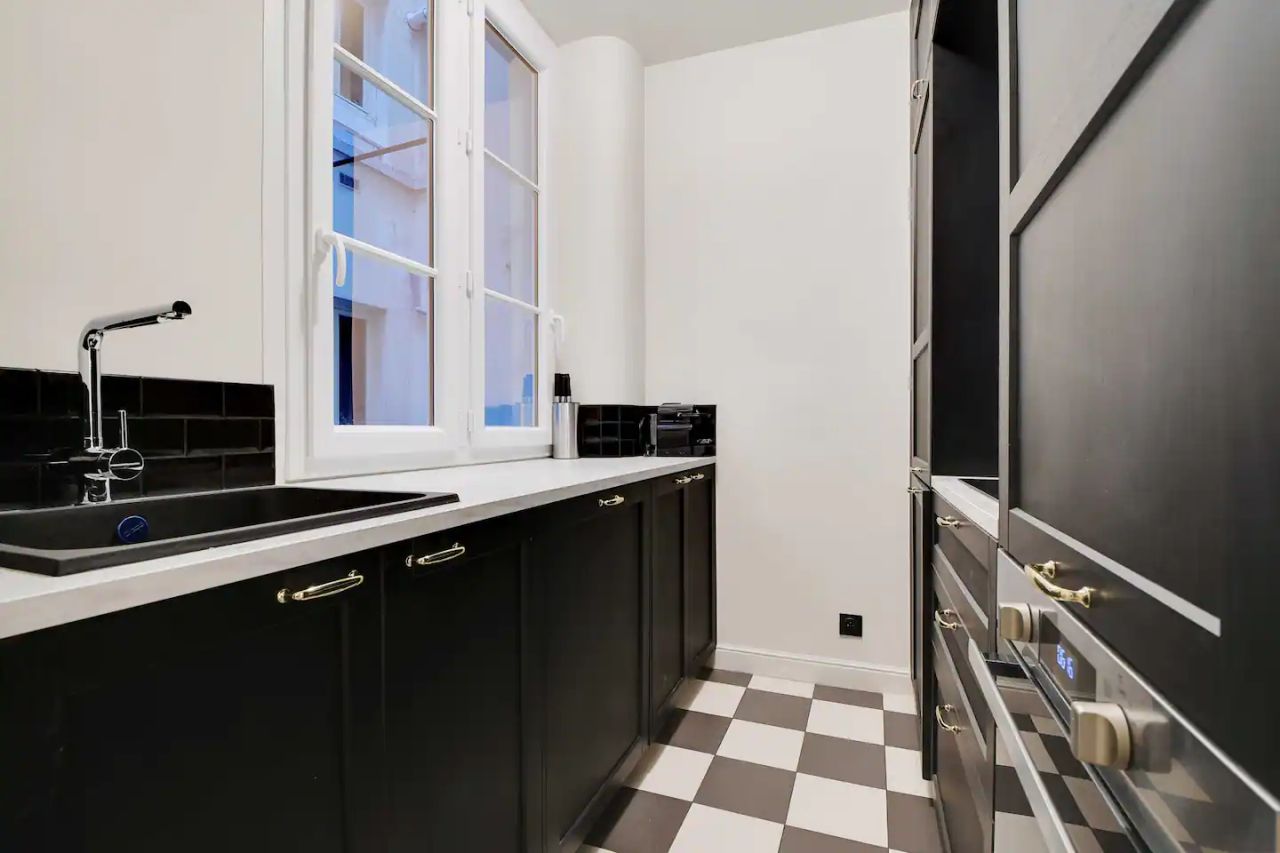 Superb flat for 2 people ideally located in the chic Odeon district on the Rive Gauche in Paris.