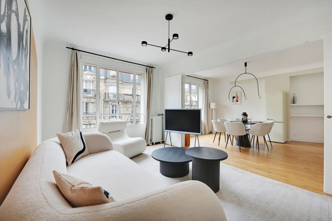 Parisian Elegance: Welcome to this Stunning 100m² Apartment in the Heart of the 15th Arrondissement