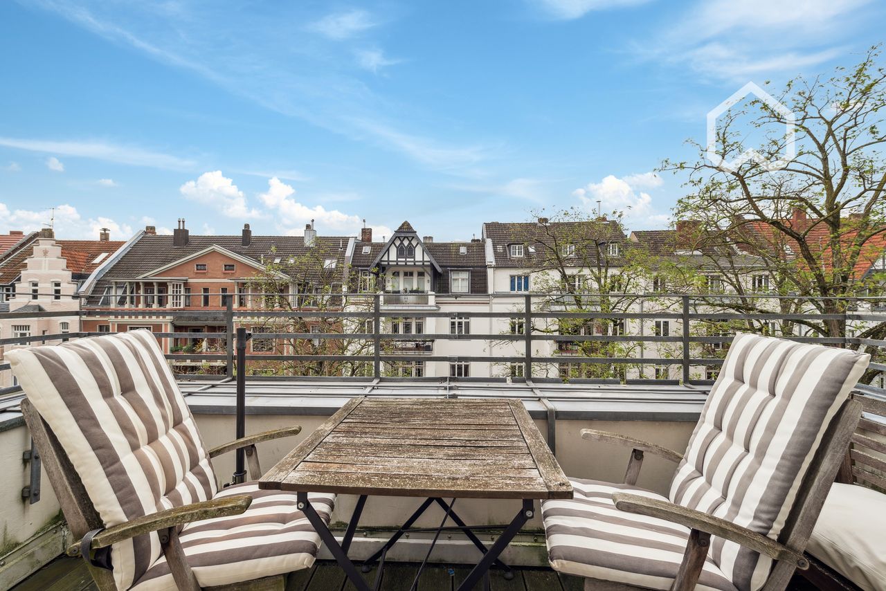 High-quality renovated old building apartment in one of the most beautiful avenues in Cologne in a quiet location.