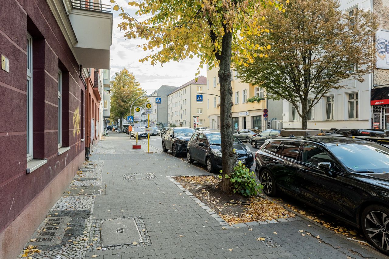 Charming 2-Room Apartment in Neukölln with Balcony and Community Area