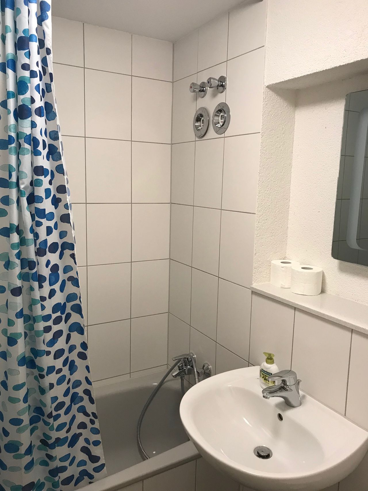 Karlsruhe: Fully furnished apartment with private parking space. Service bookable.