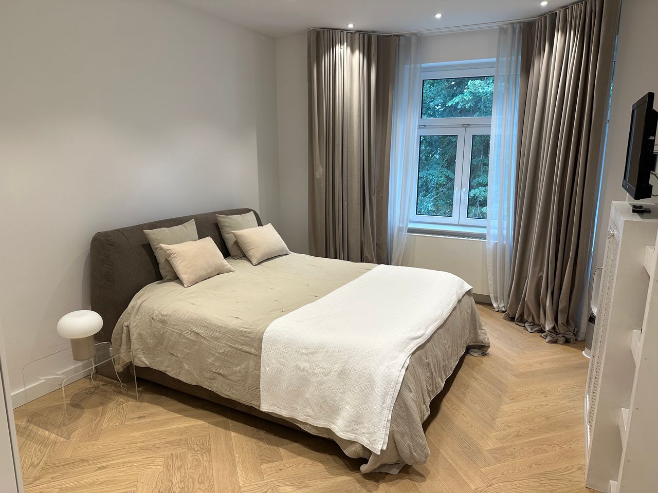 Sunlit renovated Apartment with 3m Ceilings and Herringbone Oak Hardwood Floors