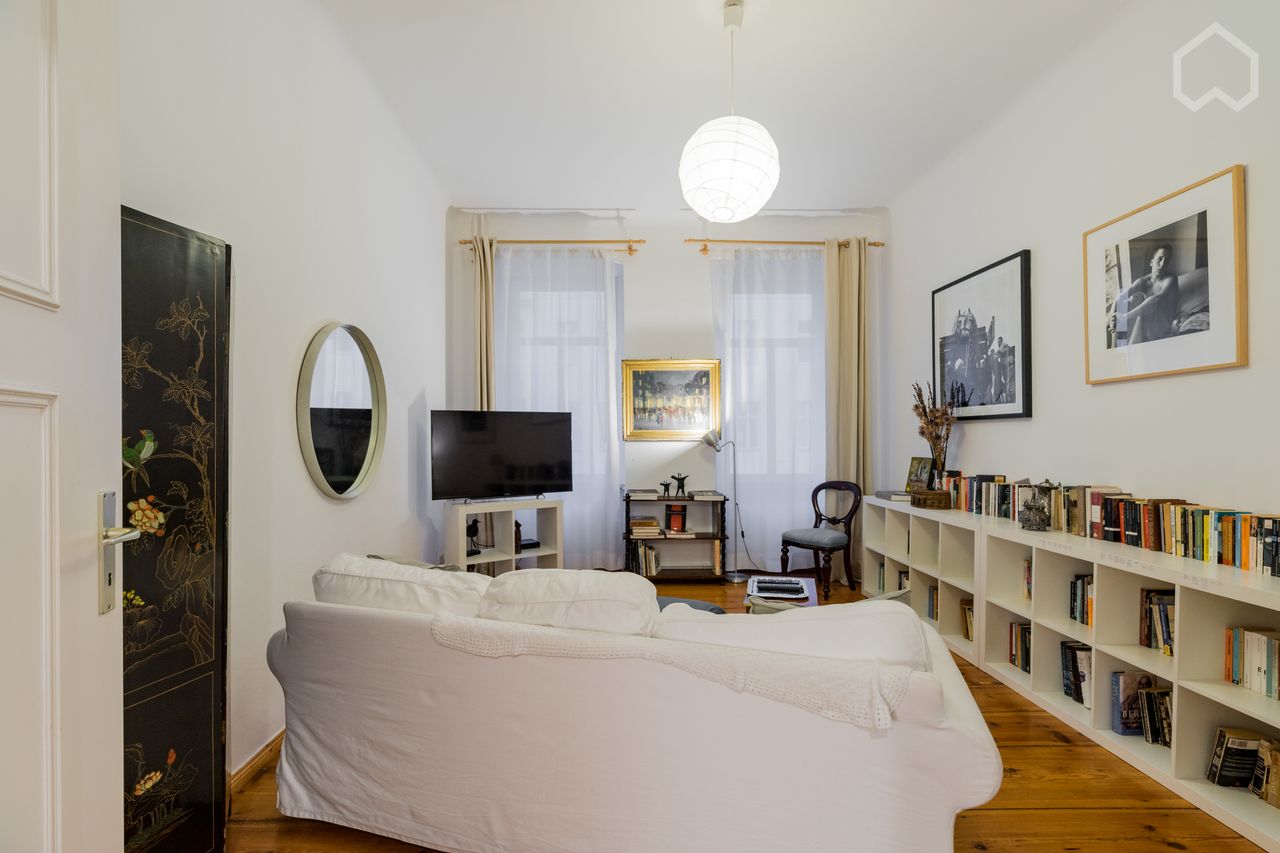 Best location, super central- Mitte, beautiful apartment with balcony.