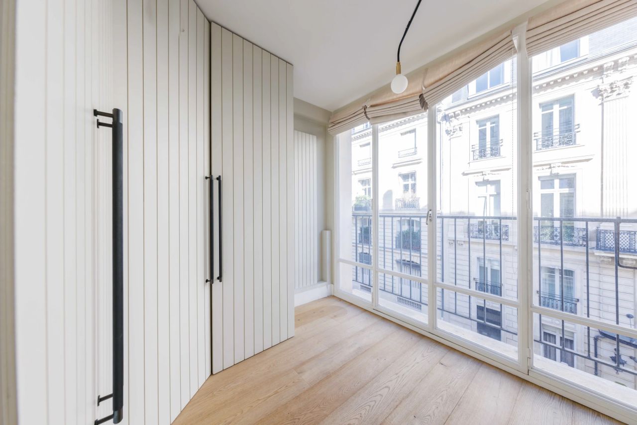 Charming flat in the 8th arrondissement of Paris. Ideal location close to the Champs-Élysées!