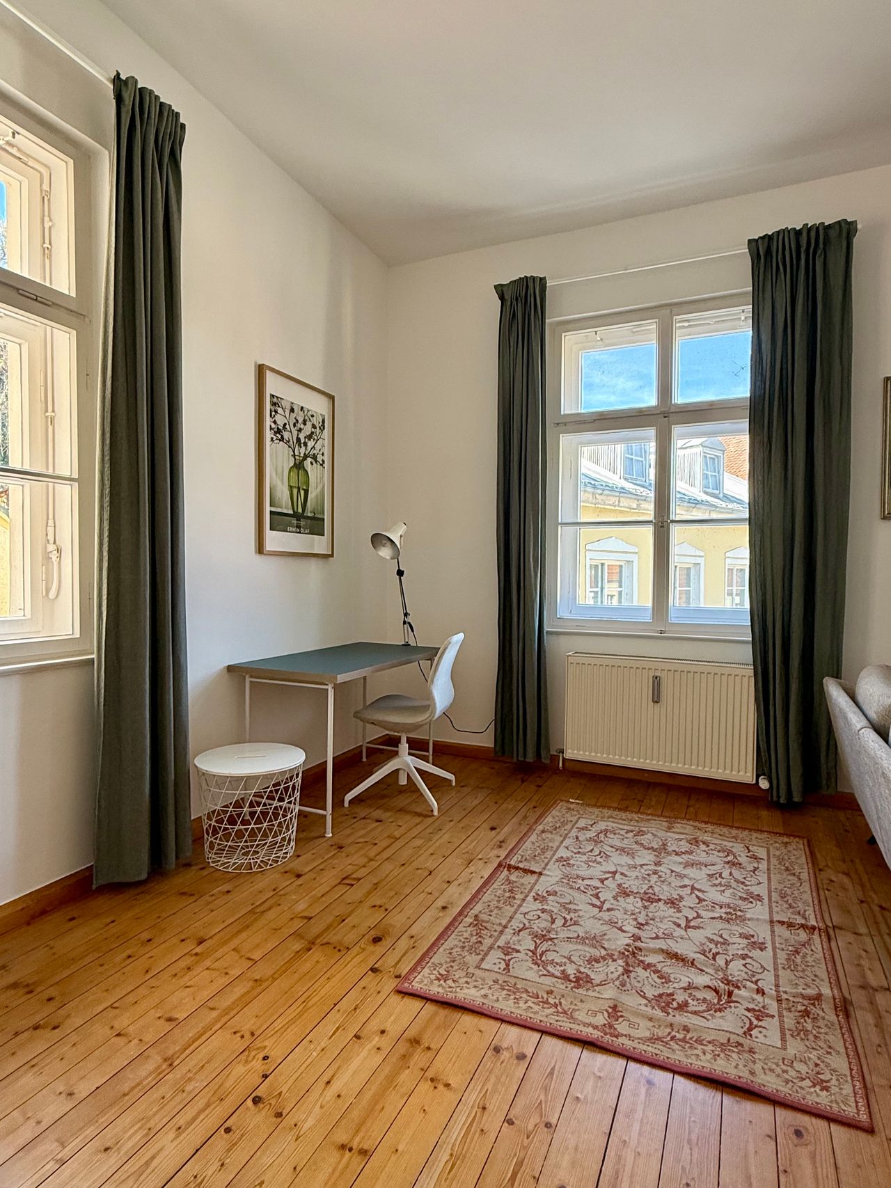 Charming, fully furnished 2-room flat in the listed town hall - view of the castle ruins