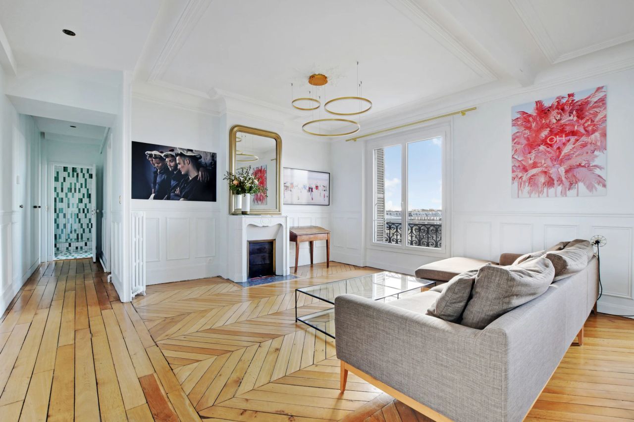 Magnificent flat located in the 10th district of Paris, surrounded by numerous shops and means of transport.