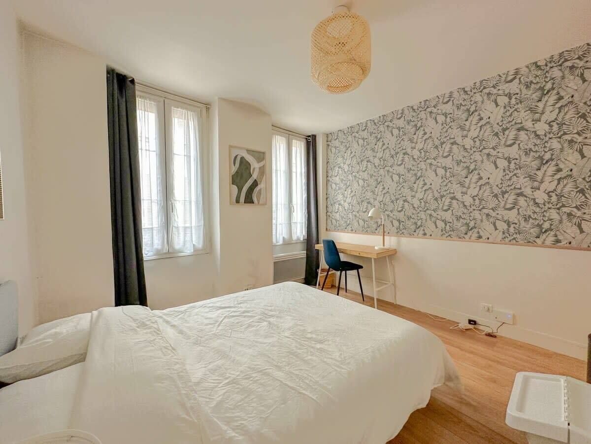Charming 17 m² studio located on rue de Lappe, on the 2nd floor of a typical Parisian building.