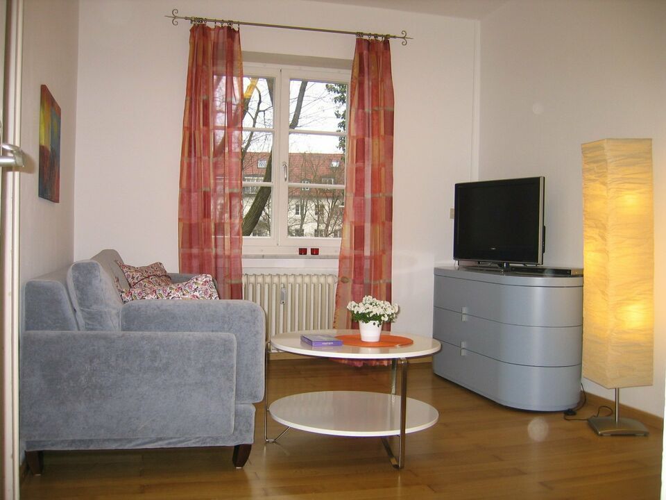 Centrally located 2,5 room old building apartment with charm in Schwabing