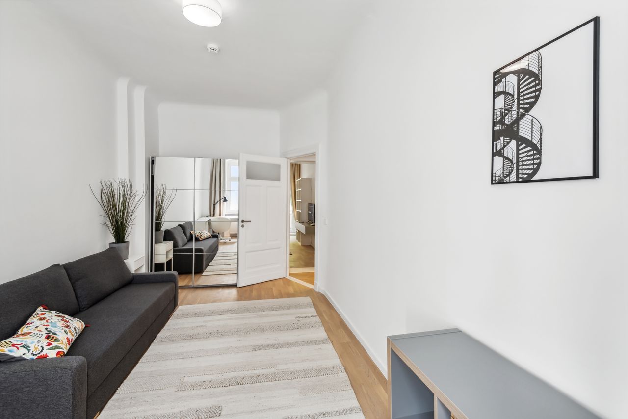 Luxurious 3-Room Apartment in Berlin Pankow - Freshly Renovated and Furnished, First Occupancy!