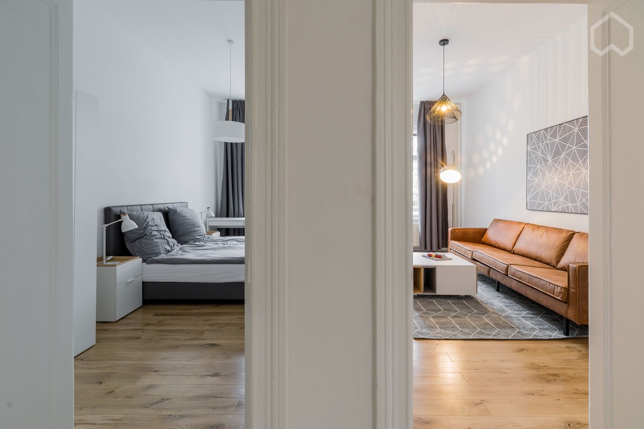 2 Bedroom Apartment, Oakwood floor, modern Bathrom, exclusive lightflodded with brandnew kitchen and dining area in walking distance to the Spree River, quiet, close to Tram+/S-Bahn + Restaurants