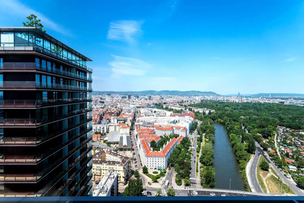 Modern city retreat with rooftop pool and concierge in central Vienna