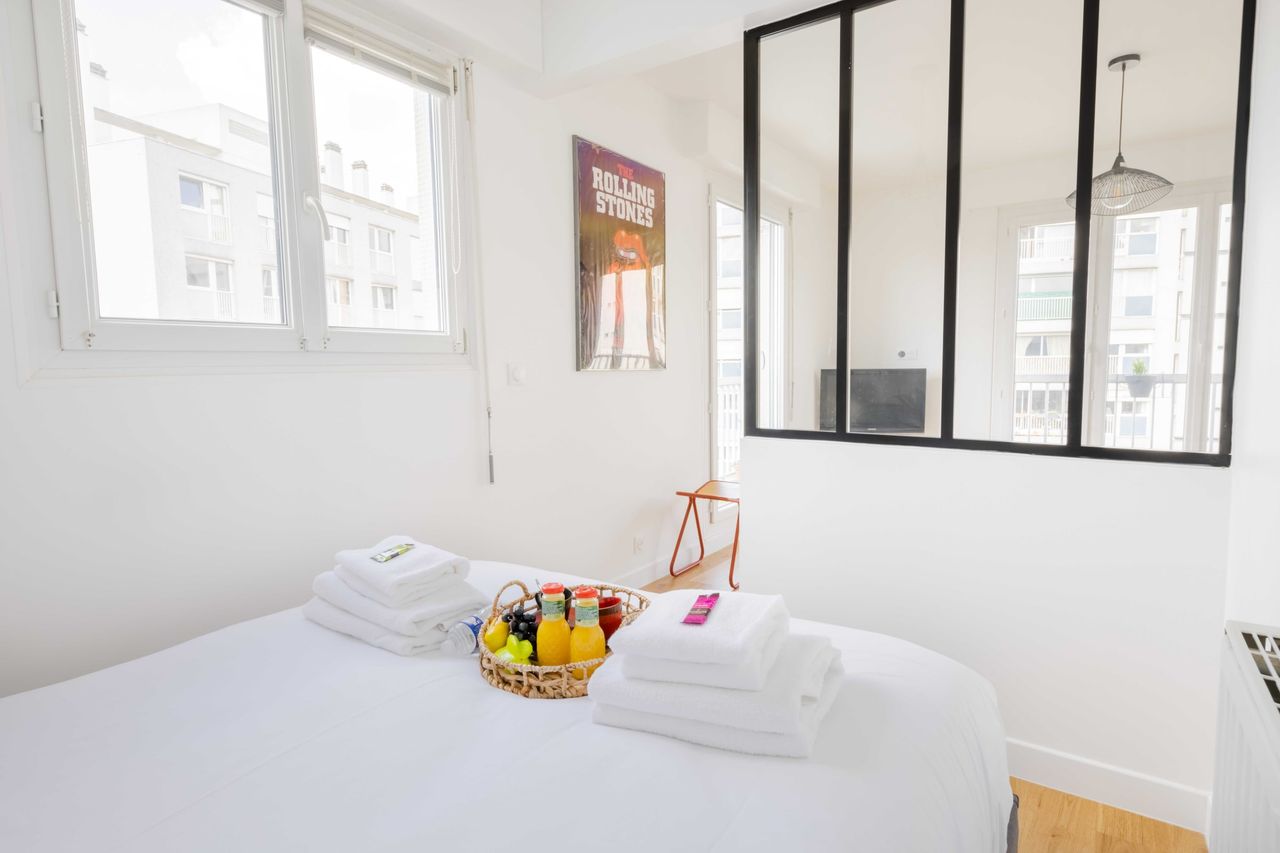 Stylish and Bright 1-Bedroom Apartment with Balcony - Just a 5-Minute Stroll from the Champs de Mars!